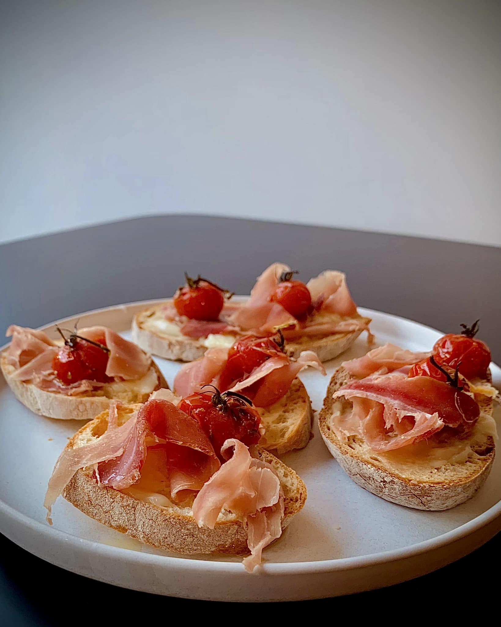 “Com os dedos…”