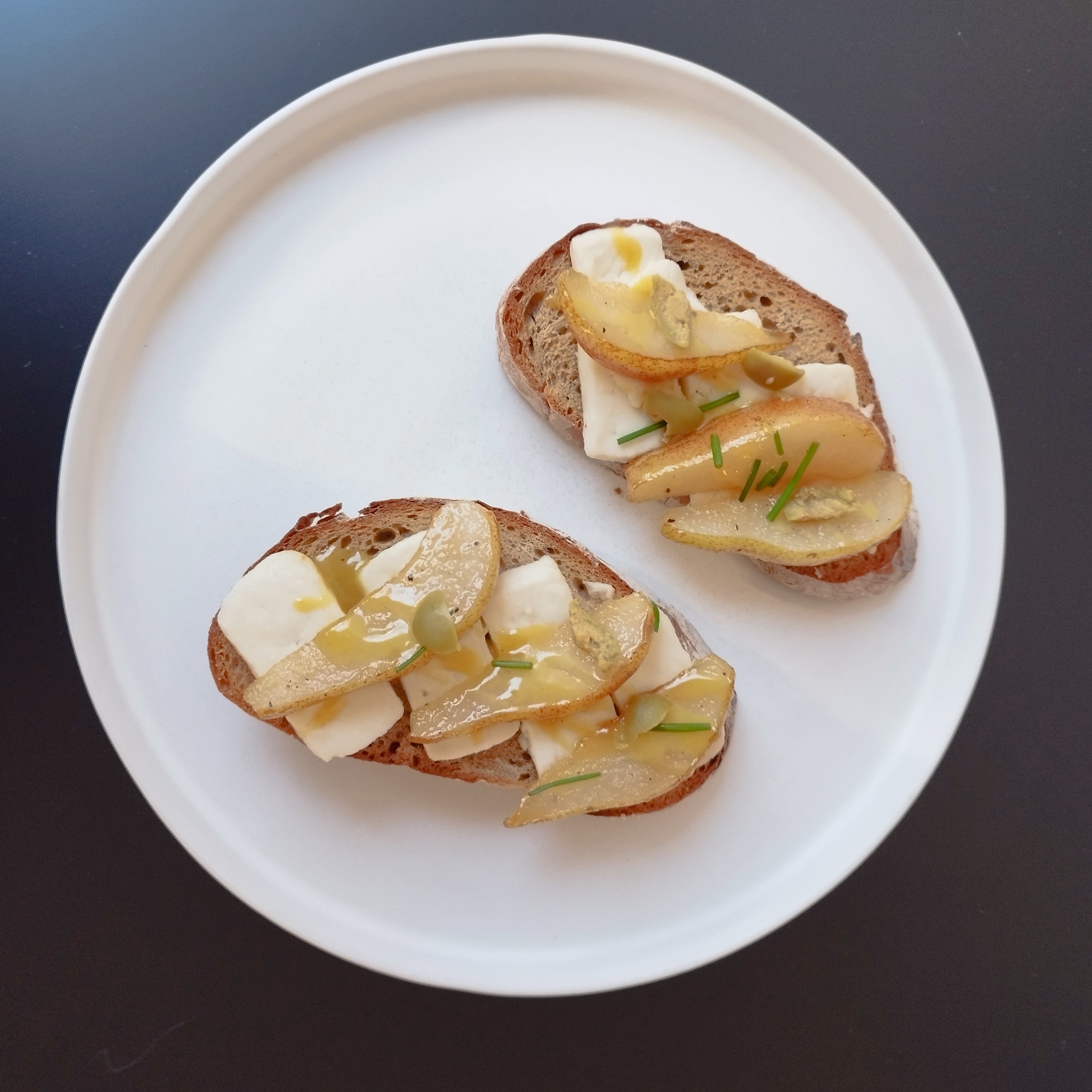 “Com os dedos…”