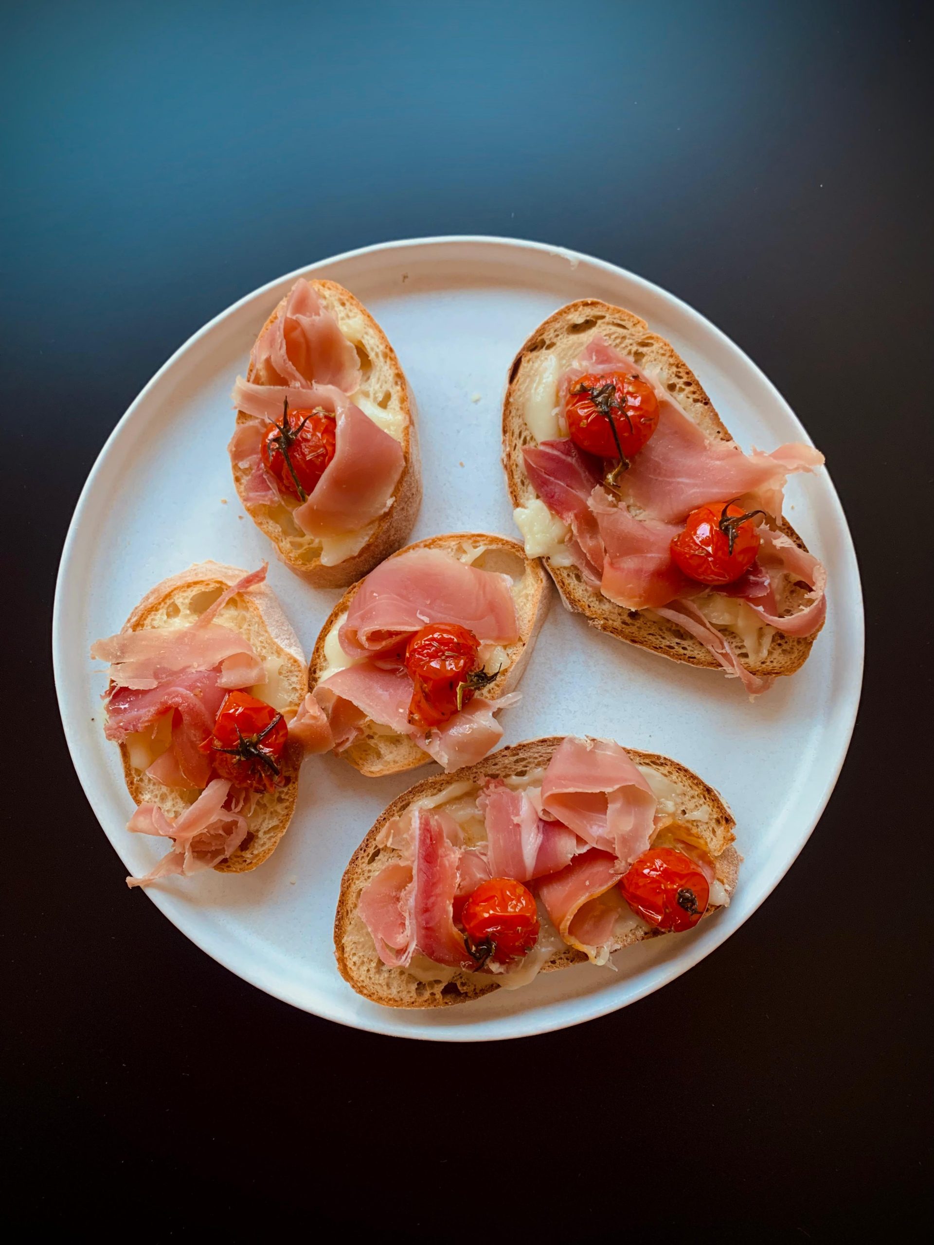 “Com os dedos…”