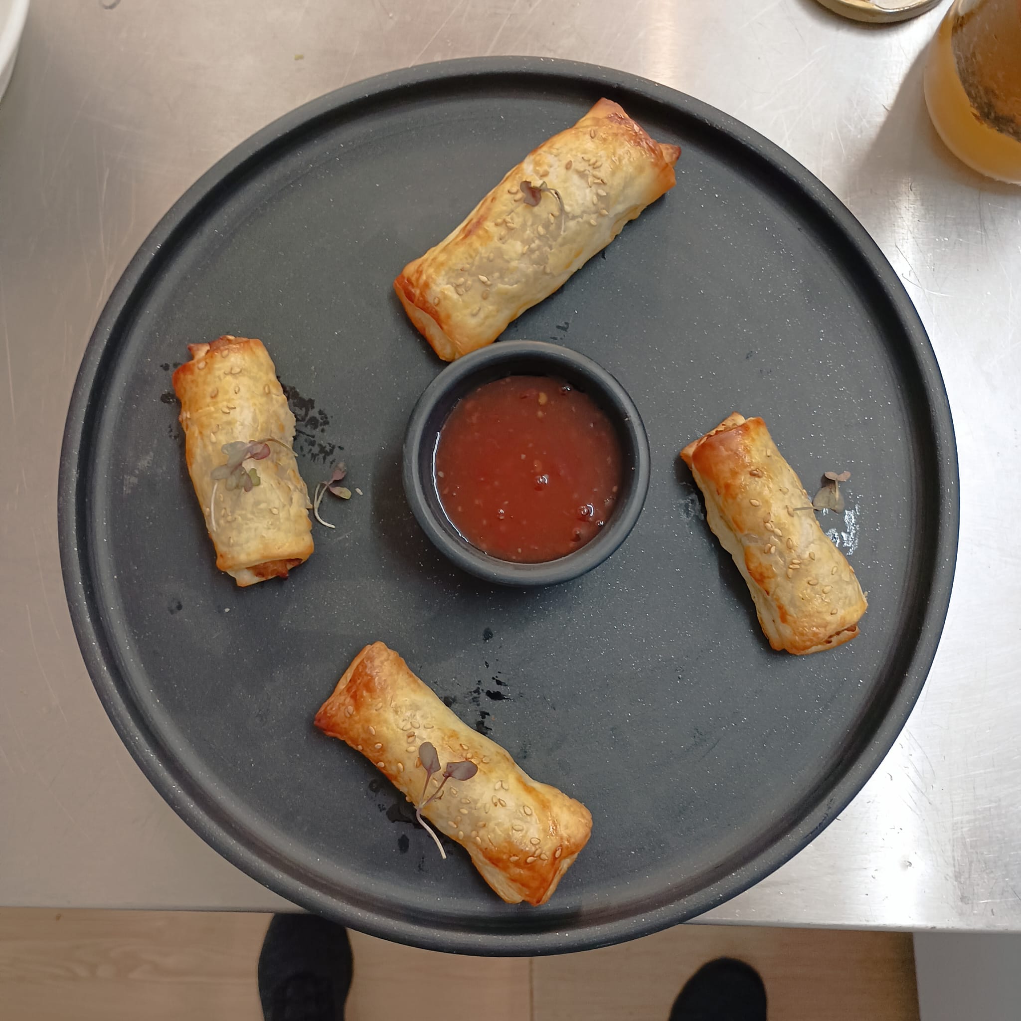 “Com os dedos…”