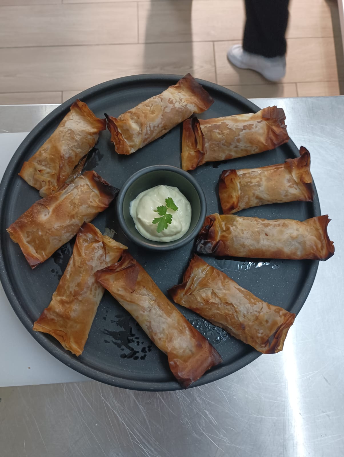 “Com os dedos…”