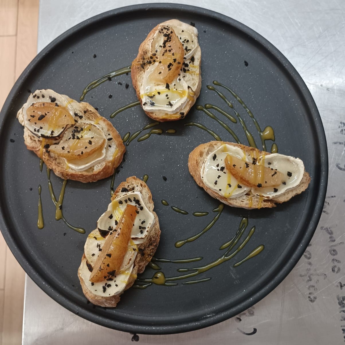 “Com os dedos…”