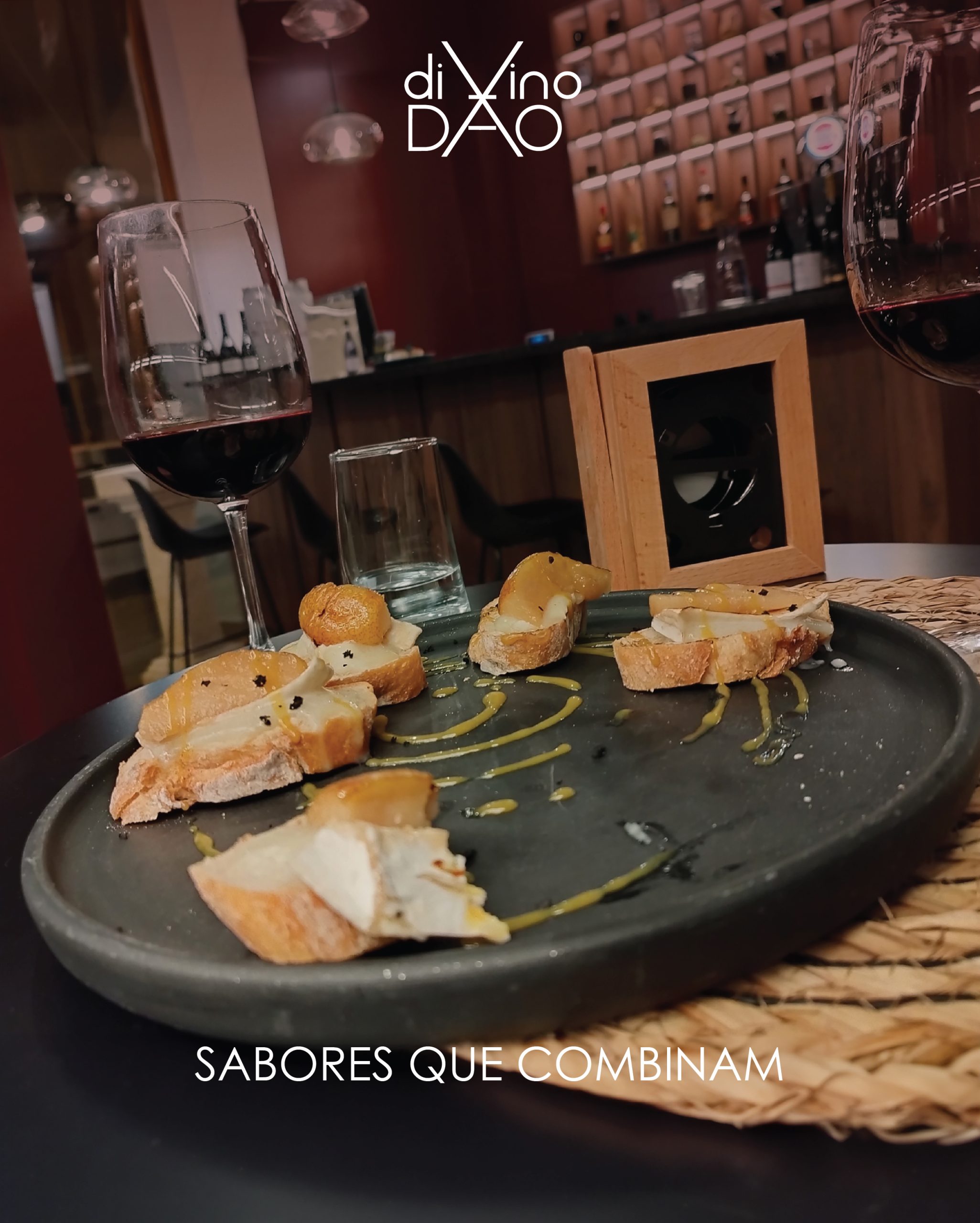 “Com os dedos…”